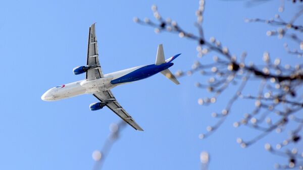 Самолёт Airbus A321 авиакомпании Уральские авиалинии летит в небе над городом Сочи