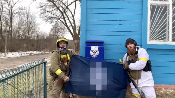 Кадр видео с мужчинами с желтыми повязками у фельдшерского пункта в селе Любечане