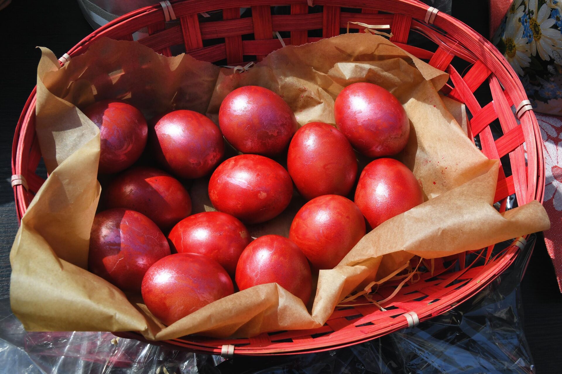 Почему на пасху красят яйца именно в красный цвет. Православная история кратко
