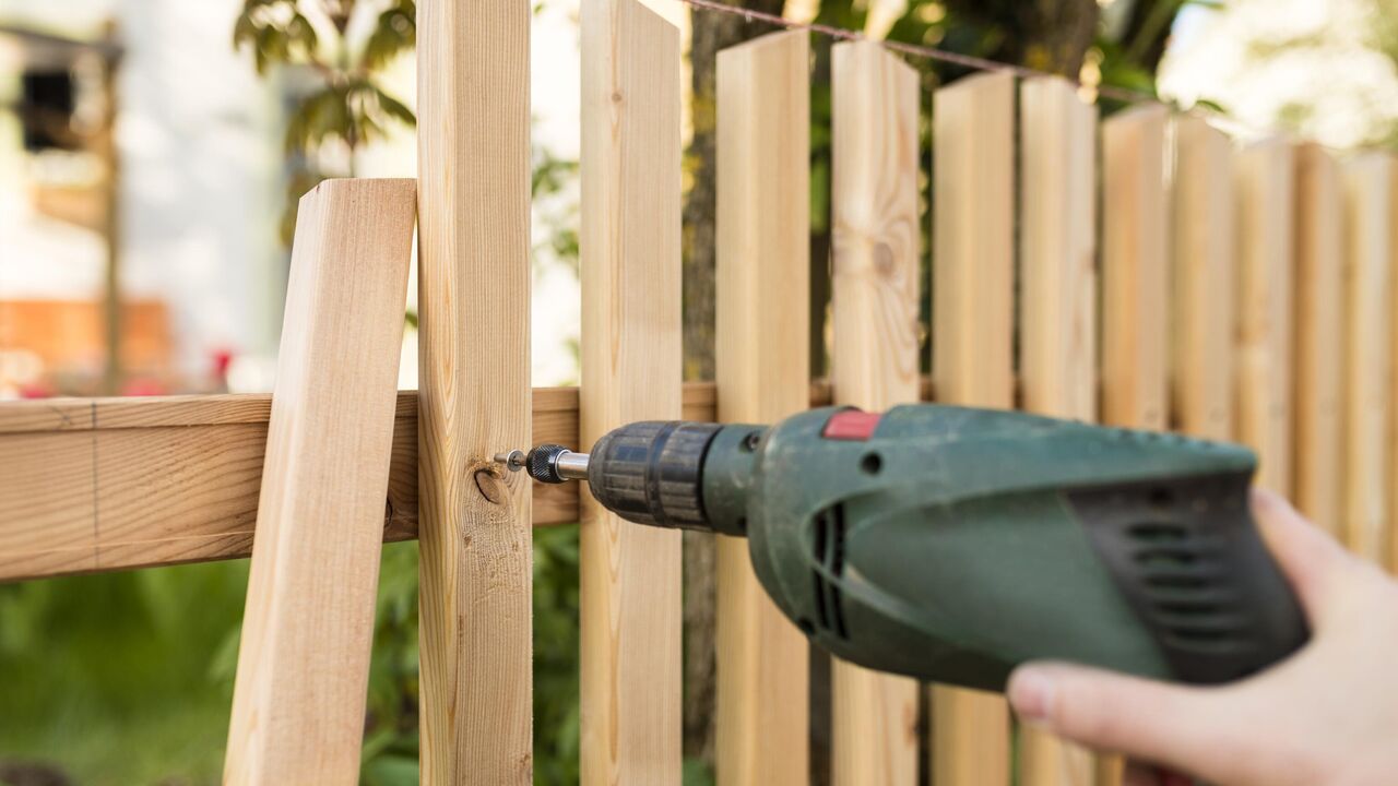 Как декорировать забор на дачном участке своими руками – от идей до реализации | «Таврос»