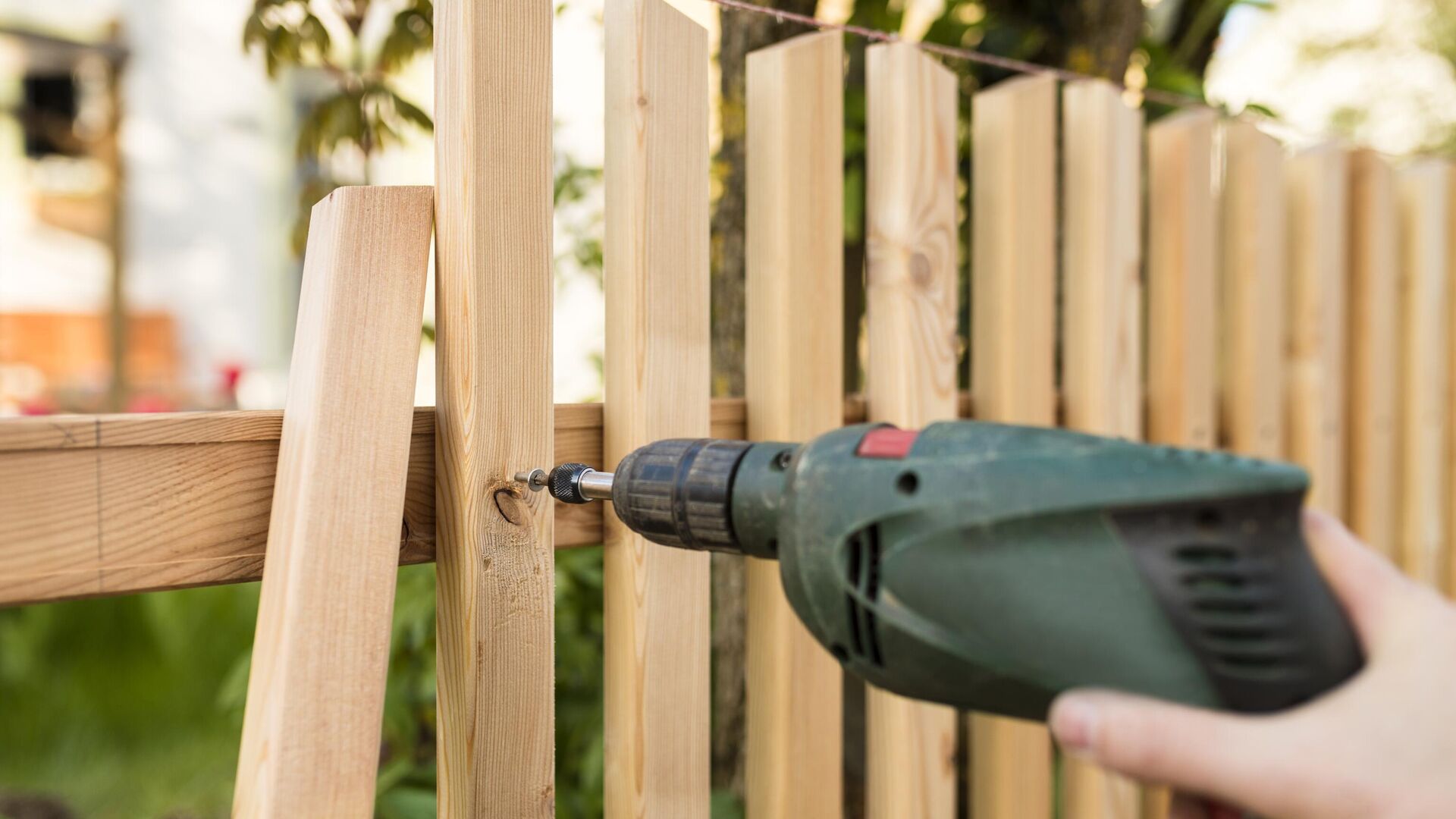 Забор для дома и дачи своими руками: как сделать дёшево и красиво - Дачная помощь