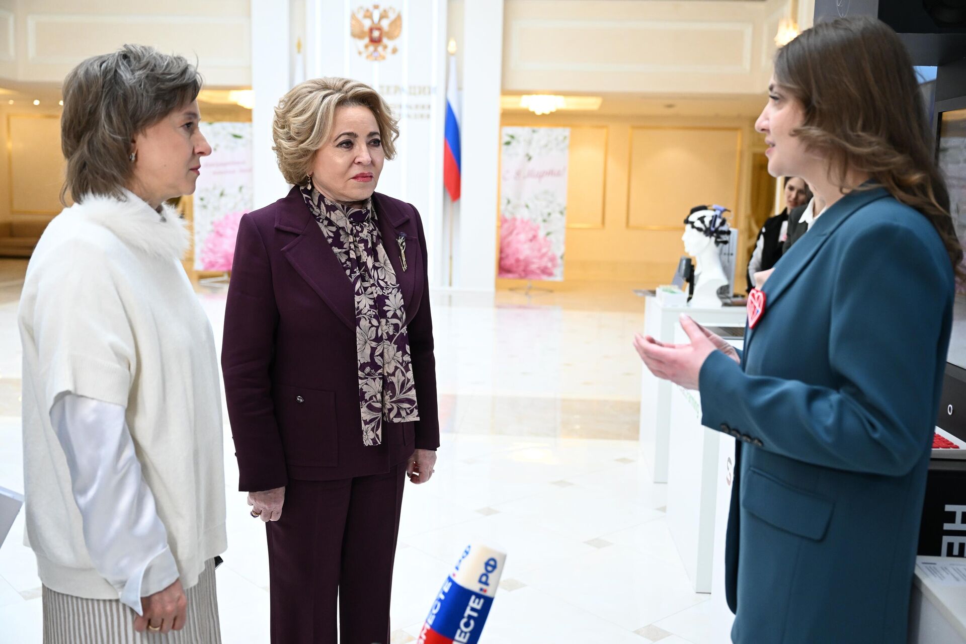 Veronika Nikishina, General Manager of JSC Russia Export Center, and Valentina Matvienko, President of the Federation Council of the Russian Federation, are at the exhibition where the projects of women exporters are exhibited as part of the award ceremony for the winners of the Support Leaders competition.  Women in export at the Federation Council of the Russian Federation in Moscow - RIA Novosti, 1920, 03/02/2023