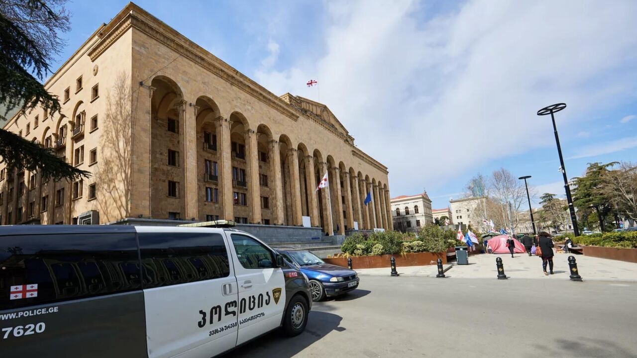 В Грузии ввели ограничения на вход в здание парламента - РИА Новости,  15.04.2024