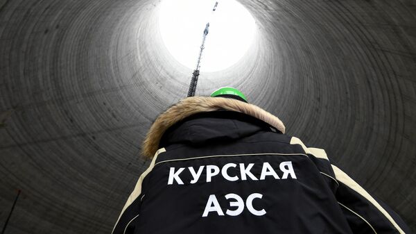 Рабочий в строящейся градирне Курской АЭС-2