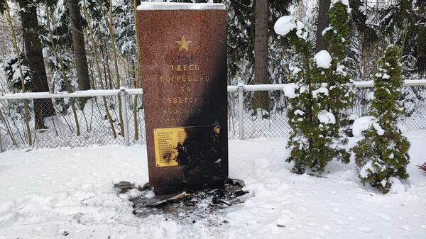 Оскверненный мемориал на братской могиле советских солдат в Кивикко, Финляндия