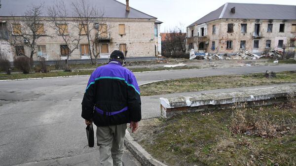 Житель Новой Каховки у домов, разрушенных в результате обстрелов