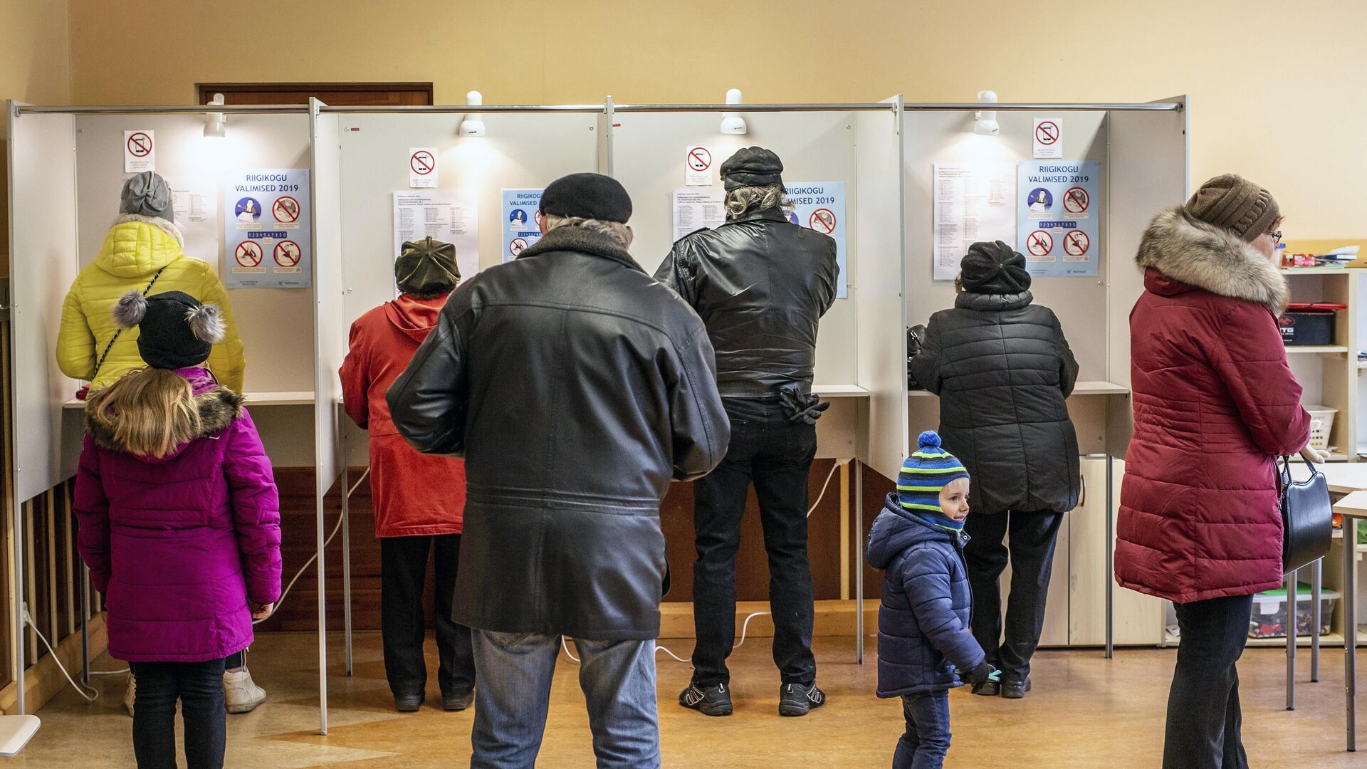 Избиратели во время парламентских выборов в Таллинне - РИА Новости, 1920, 05.03.2023