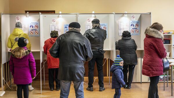 Избиратели во время парламентских выборов в Таллинне