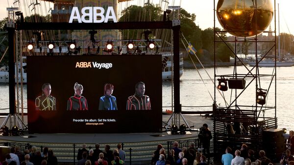 Экран с трансляцией во время презентации песни группы ABBA в Стокгольме
