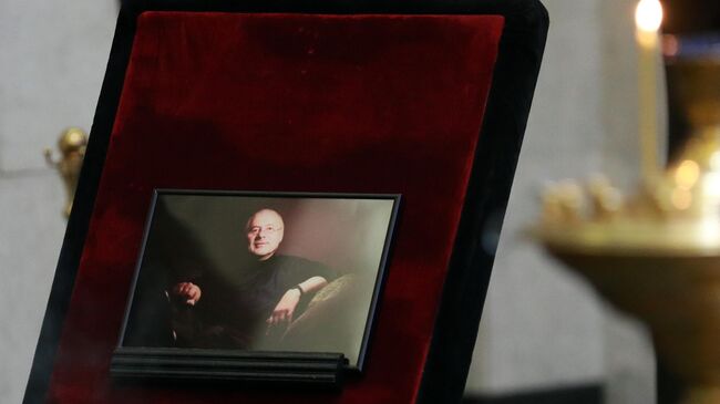 Фотография политолога Глеба Павловского в ритуальном зале ЦКБ в Москве Фотография политолога Глеба Павловского в ритуальном зале ЦКБ в Москве