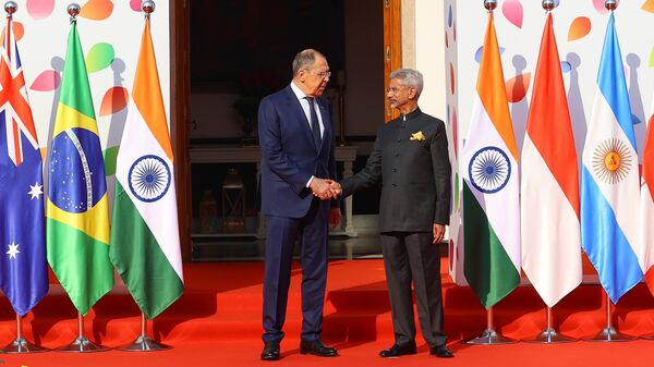 Министр иностранных дел РФ Сергей Лавров и министр иностранных дел Индии Субраманьям Джайшанкар на церемонии приветствия участников совещания глав МИД G20 в Нью-Дели 