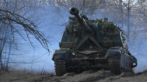 Самоходная артиллерийская установка (САУ) Мста-С на боевой позиции в южном секторе спецоперации