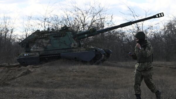 Самоходная артиллерийская установка (САУ) Мста-С на боевой позиции в зоне спецоперации