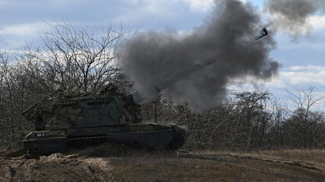 Самоходная артиллерийская установка (САУ) Мста-С на боевой позиции в южном секторе спецоперации