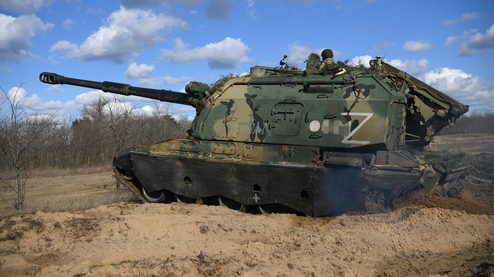 Военнослужащие артиллерийского расчета гаубицы Мста-Б на боевой позиции в южном секторе спецоперации1
