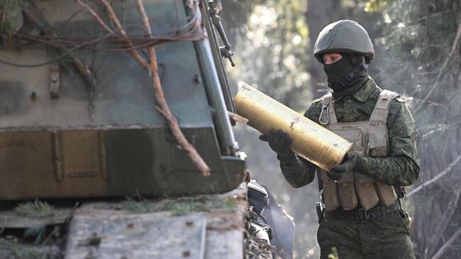 Военнослужащий артиллерийского расчета на боевой позиции в зоне спецоперации