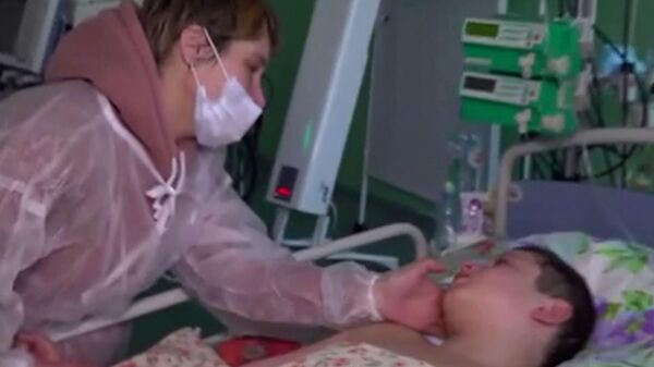 Слезы и объятия: мама навестила раненного при нападении под Брянском сына