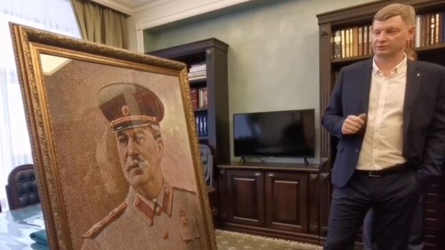 Портрет Иосифа Сталина из бисера, переданный в дар музею Сталинградская битва. Кадр видео