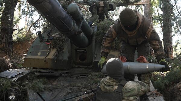 Военнослужащие артиллерийского расчета самоходной артиллерийской установки (САУ) Мста-С на боевой позиции в зоне спецоперации