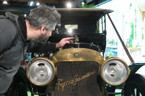 осетитель рассматривает автомобиль марки Русско-Балтийский (Руссо-Балт), представленный на выставке Первые моторы России, в музее Гаража особого назначения на ВДНХ в Москве