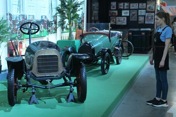 Посетительница рассматривает экспонаты, представленные на выставке Первые моторы России, в музее Гаража особого назначения на ВДНХ в Москве