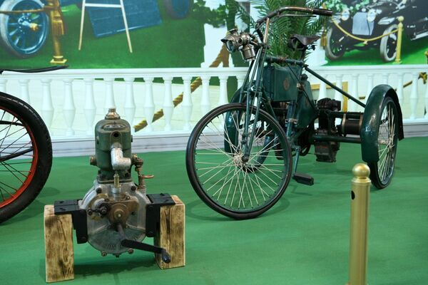 Моторный трицикл немецкой фирмы Cudell, представленный на выставке Первые моторы России, в музее Гаража особого назначения на ВДНХ в Москве