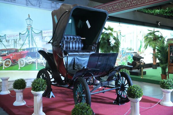 Электромобиль Коламбия (Columbia Victoria Phaeton), представленный на выставке Первые моторы России, в музее Гаража особого назначения на ВДНХ в Москве