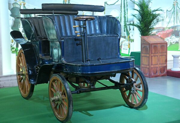 Автомобиль Штёвер (Groer Stoewer Motorwagen), представленный на выставке Первые моторы России, в музее Гаража особого назначения на ВДНХ в Москве