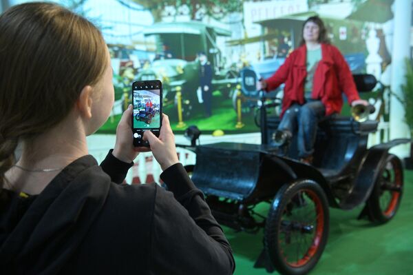 Посетители фотографируются с экспонатом, представленном на выставке Первые моторы России, в музее Гаража особого назначения на ВДНХ в Москве