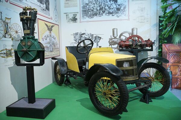 Автомобиль немецкой компании Daimler-Motoren-Gesellschaft, представленный на выставке Первые моторы России, в музее Гаража особого назначения на ВДНХ в Москве