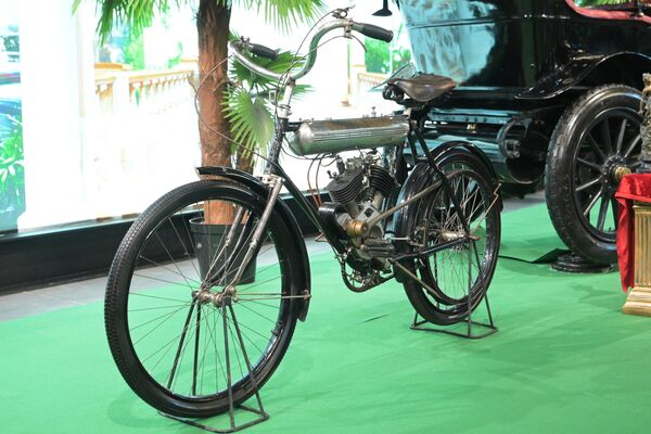 Единственный серийный мотоцикл Российской империи Мото Рев Дукс, представленный на выставке Первые моторы России, в музее Гаража особого назначения на ВДНХ в Москве