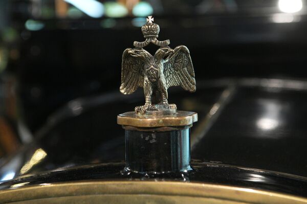 Эмблема автомобиля марки Русско-Балтийский (Руссо-Балт), представленного на выставке Первые моторы России, в музее Гаража особого назначения на ВДНХ в Москве