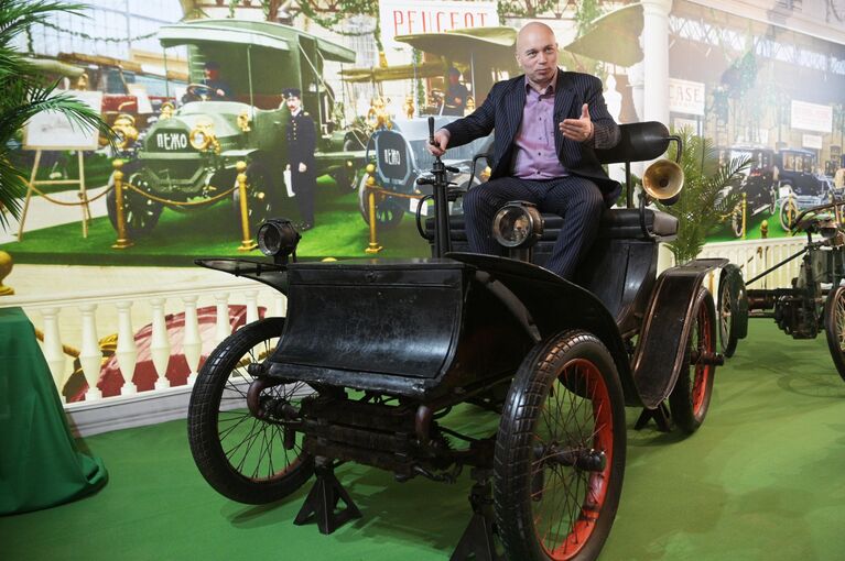 Куратор выставки Первые моторы России Илья Сорокин в музее Гаража особого назначения на ВДНХ в Москве