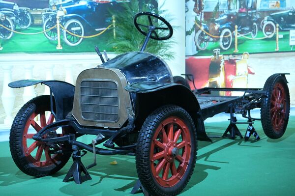 Автомобиль, представленный на выставке Первые моторы России, в музее Гаража особого назначения на ВДНХ в Москве