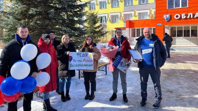 Представители Молодой Гвардии Единой России во время визита в Брянскую детскую областную больницу