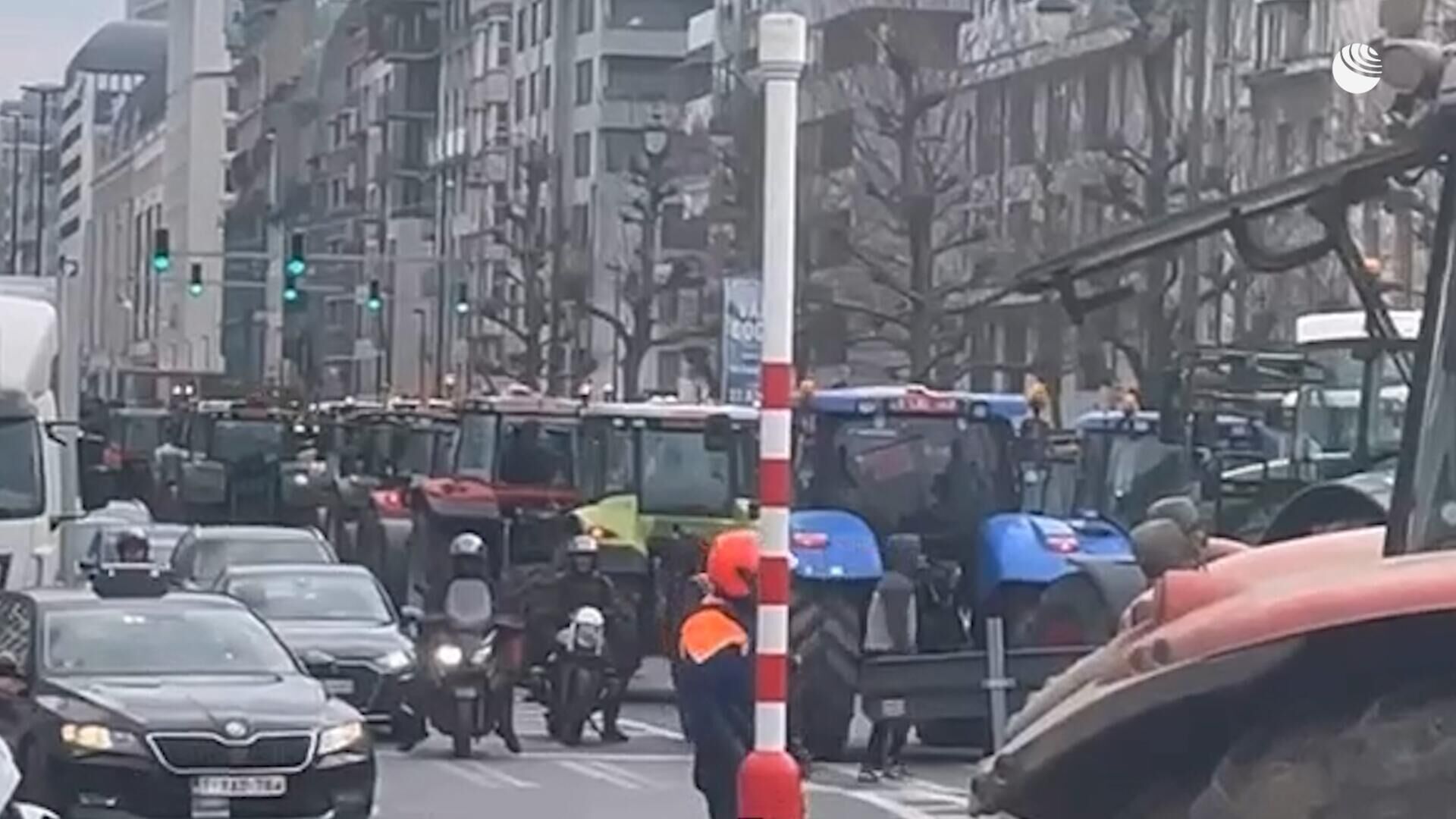 Трактористы заблокировали центр Брюсселя на митинге против закрытия ферм ради экологии - РИА Новости, 1920, 03.03.2023