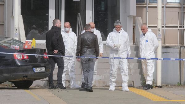 Полицейские следователи стоят перед зданием суда в Подгорице, Черногория