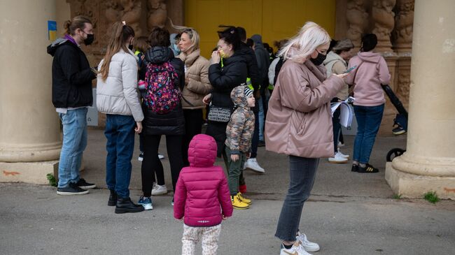 Украинские беженцы возле приемного центра в Барселоне