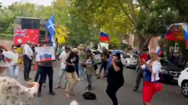 Танцы с флагом РФ на фоне портретов Путина: пророссийский митинг в Сиднее