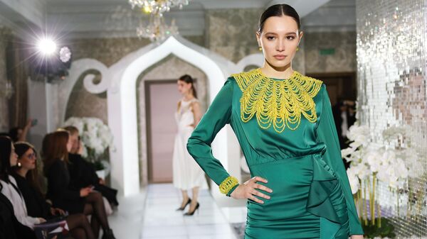 Модель на показе коллекции одежды молодых российских дизайнеров, дополненных украшениями из янтаря, в рамках открытия первого в мире Дома янтарной моды в Калининграде