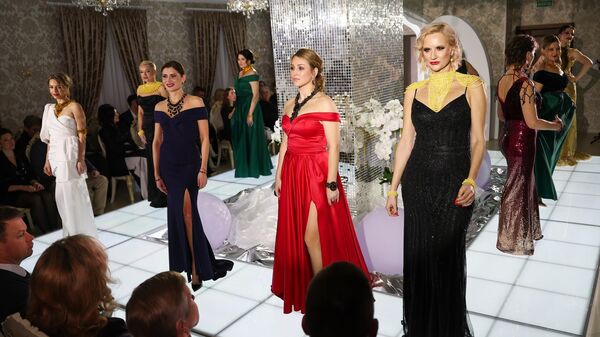 Модели на показе коллекции одежды молодых российских дизайнеров, дополненных украшениями из янтаря, в рамках открытия Дома янтарной моды в Калининграде