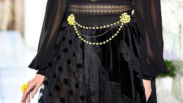 Модель на показе коллекции одежды молодых российских дизайнеров, дополненных украшениями из янтаря, в рамках открытия Дома янтарной моды в Калининграде