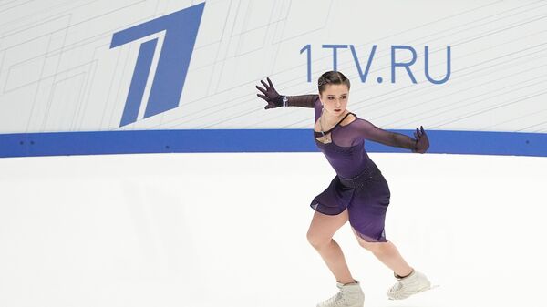 Камила Валиева выступает с короткой программой в женском одиночном катании в финале Кубка России Гран-при России по фигурному катанию в Санкт-Петербурге.
