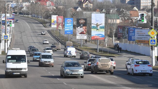 Автомобильное движение на улице в Мелитополе Автомобильное движение на улице в Мелитополе
