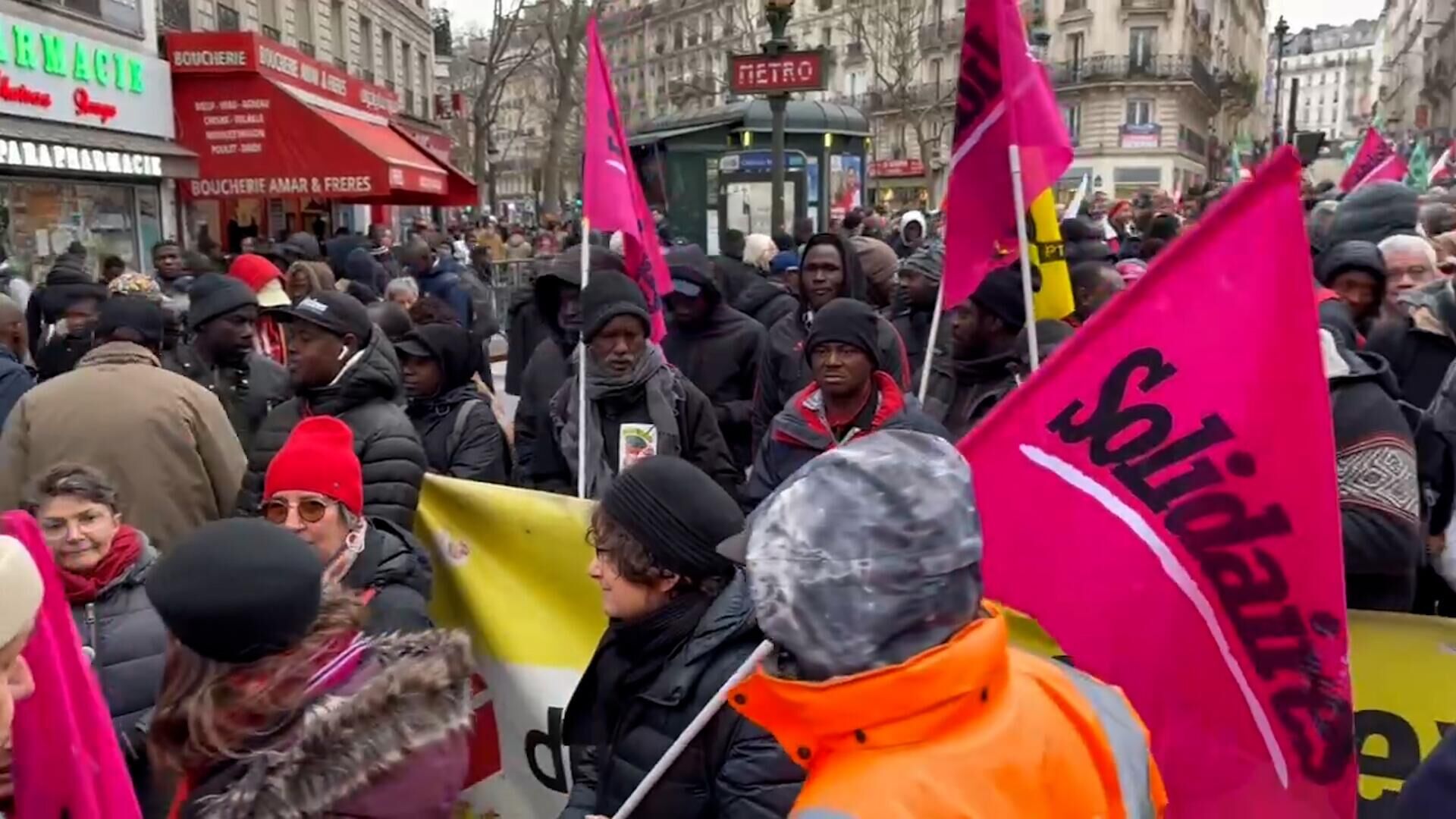 Многочисленная акция протеста мигрантов в Париже против ужесточения депортации - РИА Новости, 1920, 04.03.2023