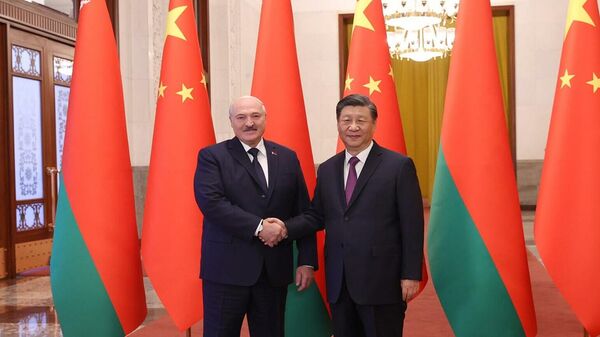 Президент Белоруссии Александр Лукашенко и председатель КНР Си Цзиньпин во время встречи в Пекине