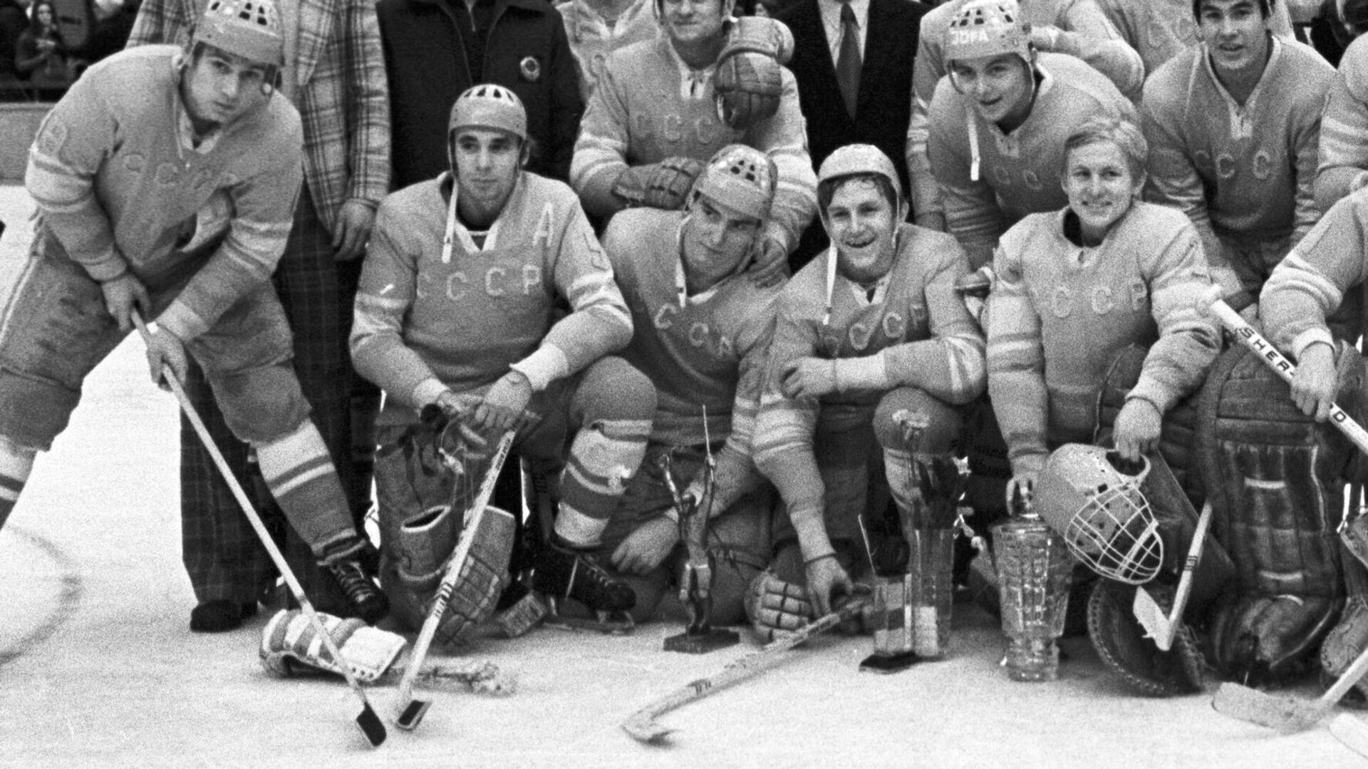 Виктор Хатулев (третий слева в нижнем ряду) в составе молодежной сборной СССР, 1974 год - РИА Новости, 1920, 06.03.2023