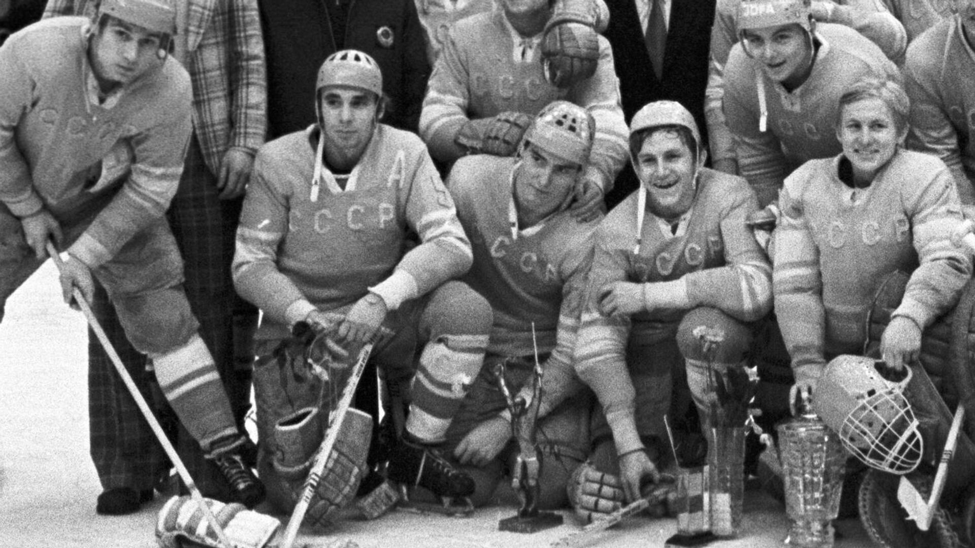 Виктор Хатулев (третий слева в нижнем ряду) в составе молодежной сборной СССР, 1974 год - РИА Новости, 1920, 06.03.2023