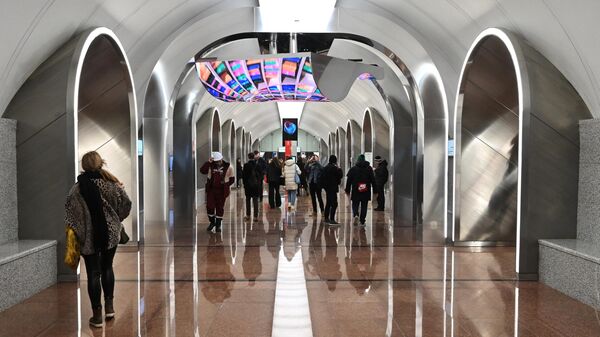 Пассажиры на станции Рижская Большой кольцевой линии Московского метро 