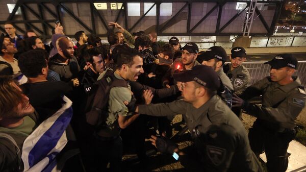 Столкновения демонстрантов с полицией во время протестов против судебной реформы в Тель-Авиве, Израиль. 4 марта 2023